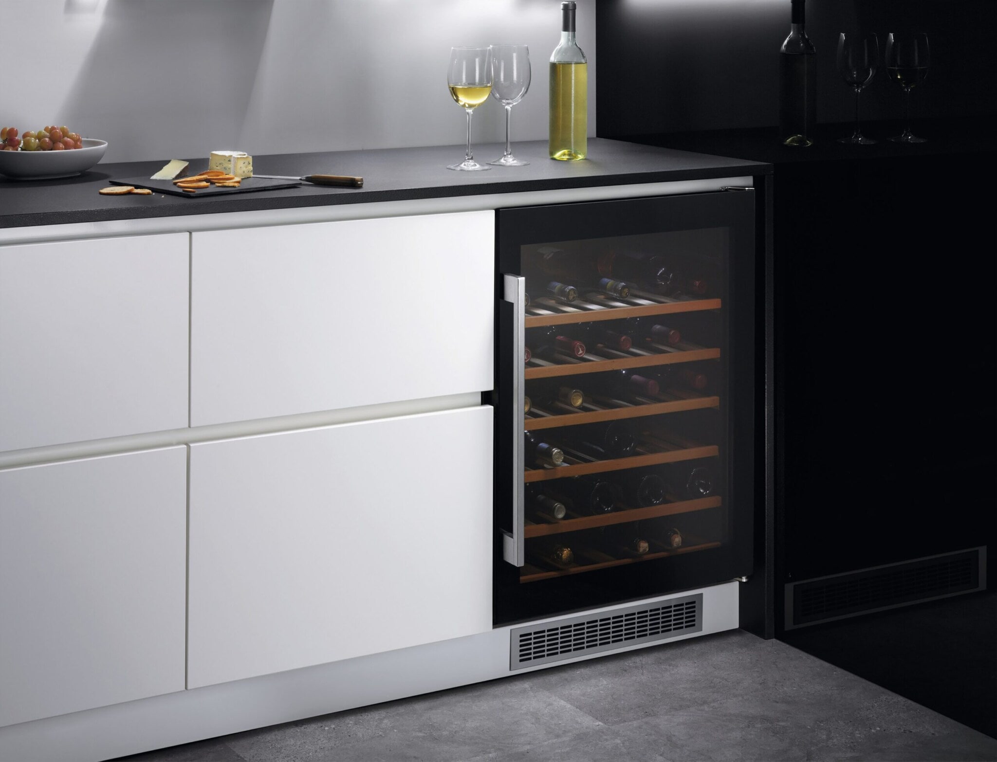 Ein in die Küchenzeile eingebauter Weinkühlschrank Ein in die Küchenzeile eingebauter Weinkühlschrank