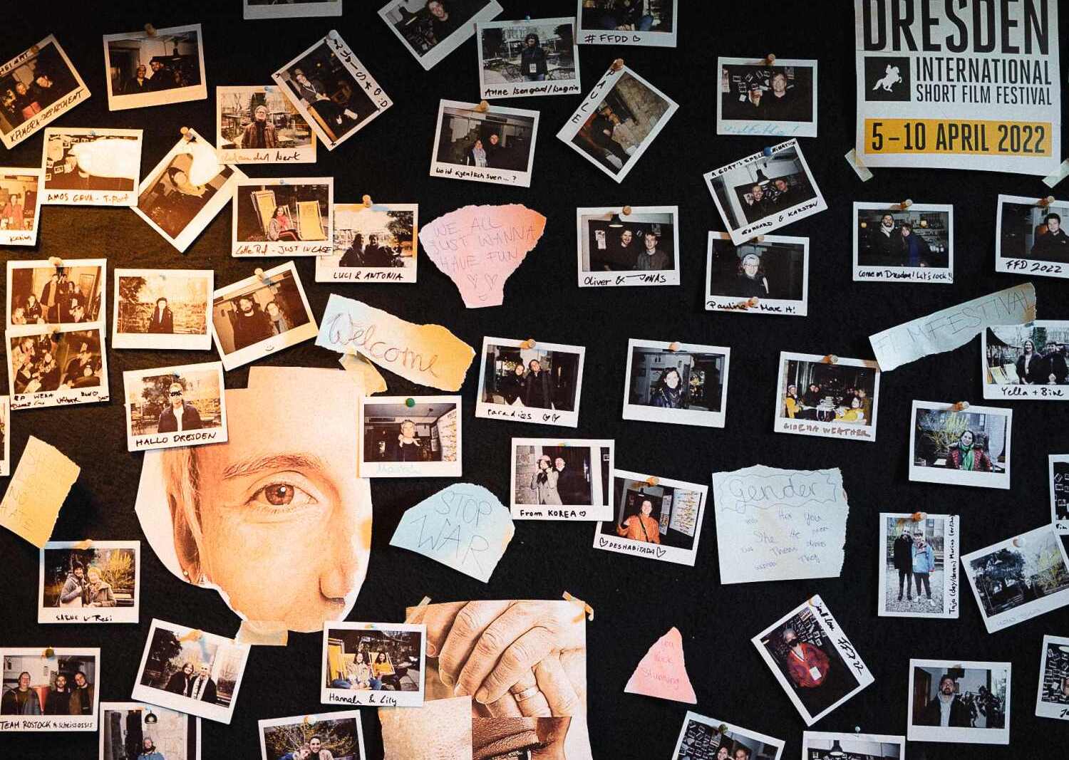 Eine schwarze Pinnwand mit vielen Polaroidfotos verschiedener Menschen