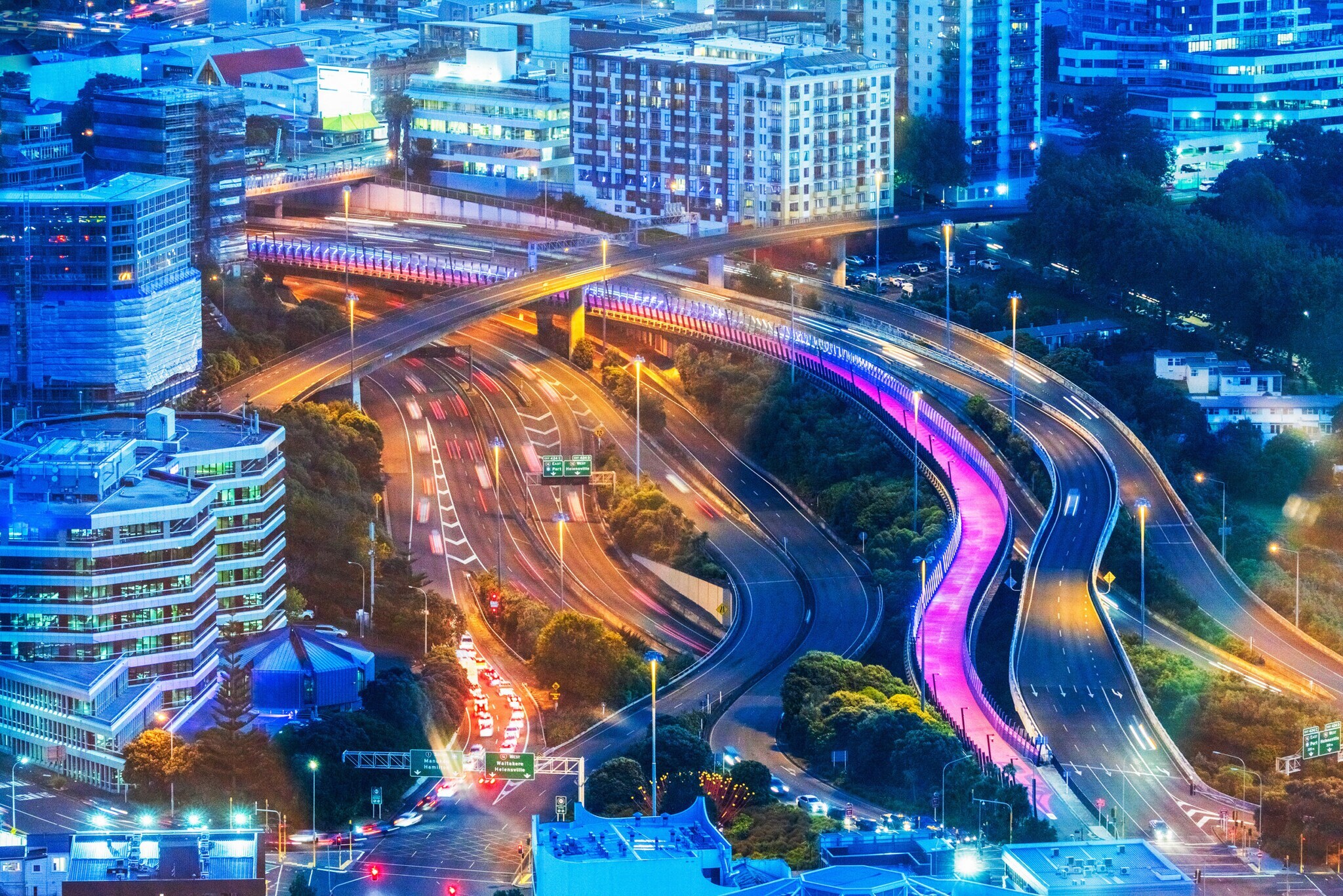 Aufsicht einer befahrenen Sraßenkreuzung bei Nacht, Langzeitbelichtung