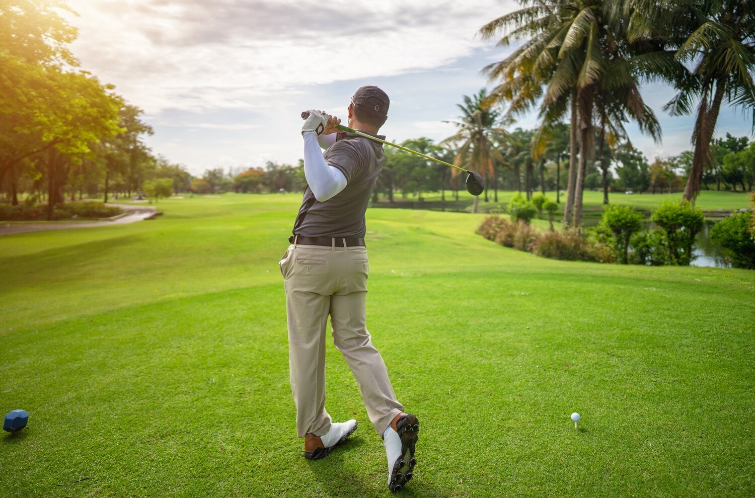 Ein Mann steht auf einem Golfplatz und hat gerade einen Ball abgeschlagen. Ein Mann steht auf einem Golfplatz und hat gerade einen Ball abgeschlagen.