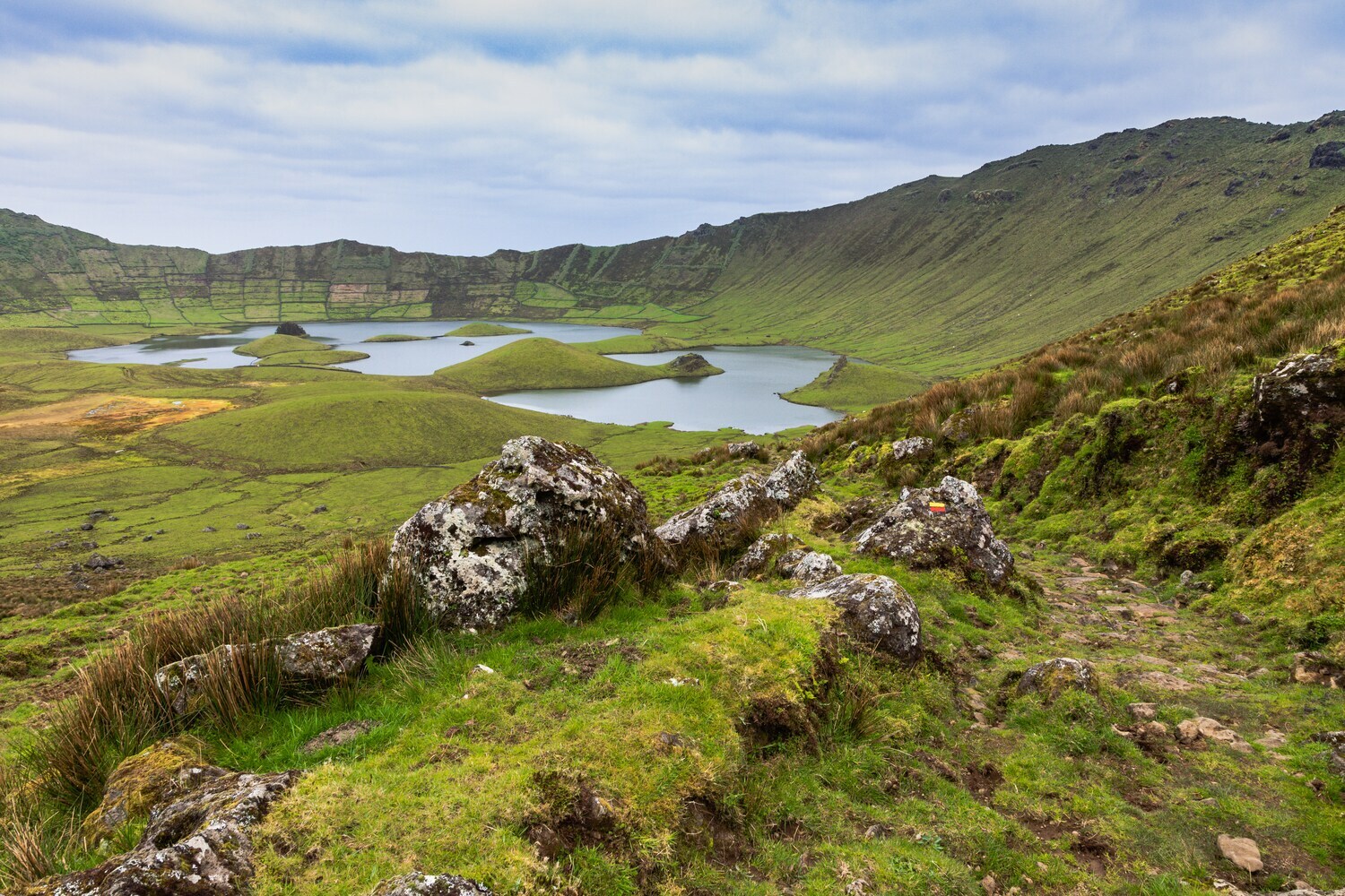 Grüne Kraterlandschaft mit kleinen Seen