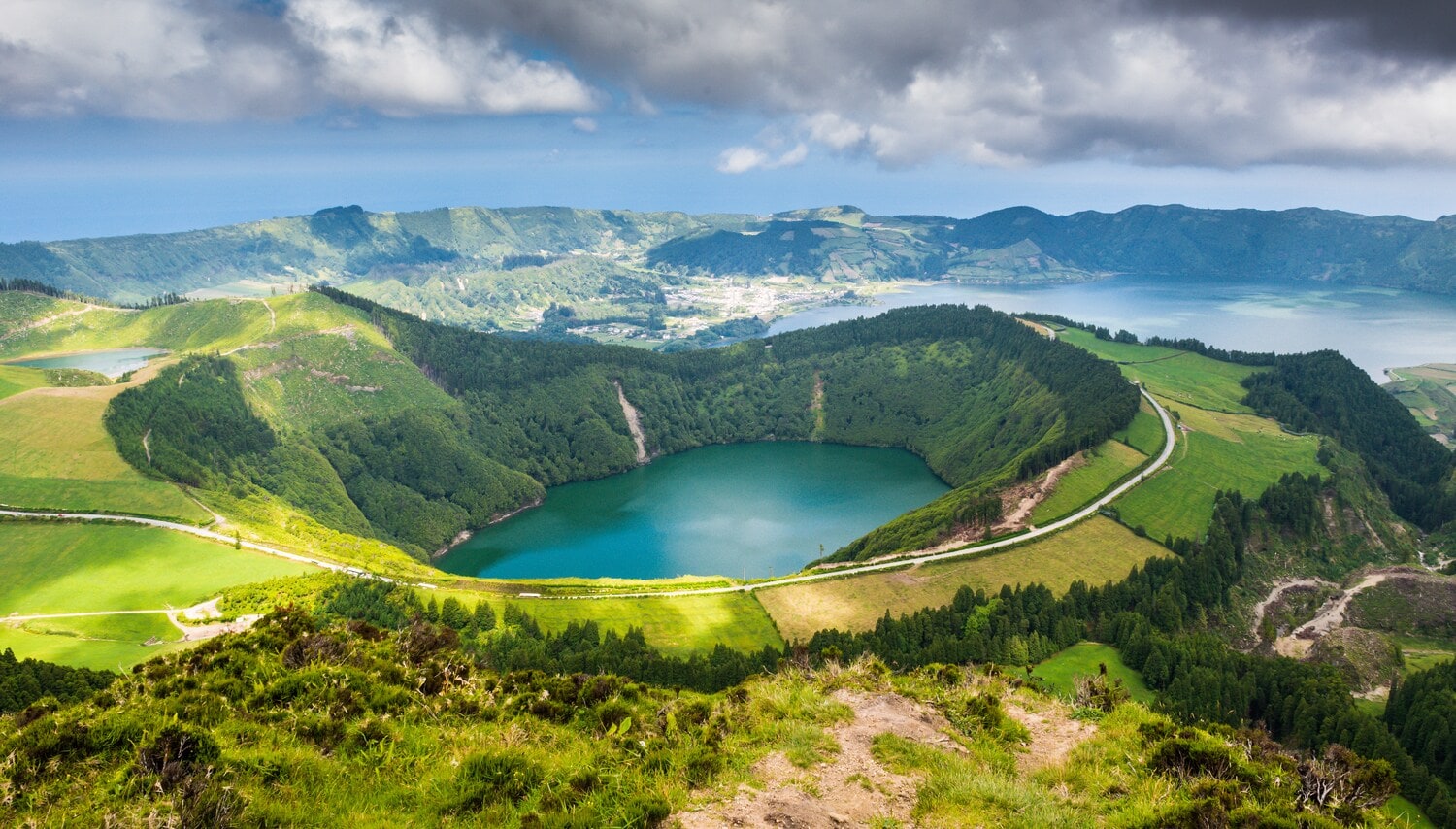 Ein Kratersee inmitten einer grünen Landschaft Ein Kratersee inmitten einer grünen Landschaft