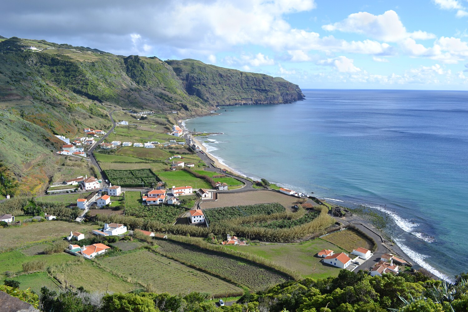 Blick von oben auf die Küste von Santa Maria, eine Insel der Azoren Blick von oben auf die Küste von Santa Maria, eine Insel der Azoren