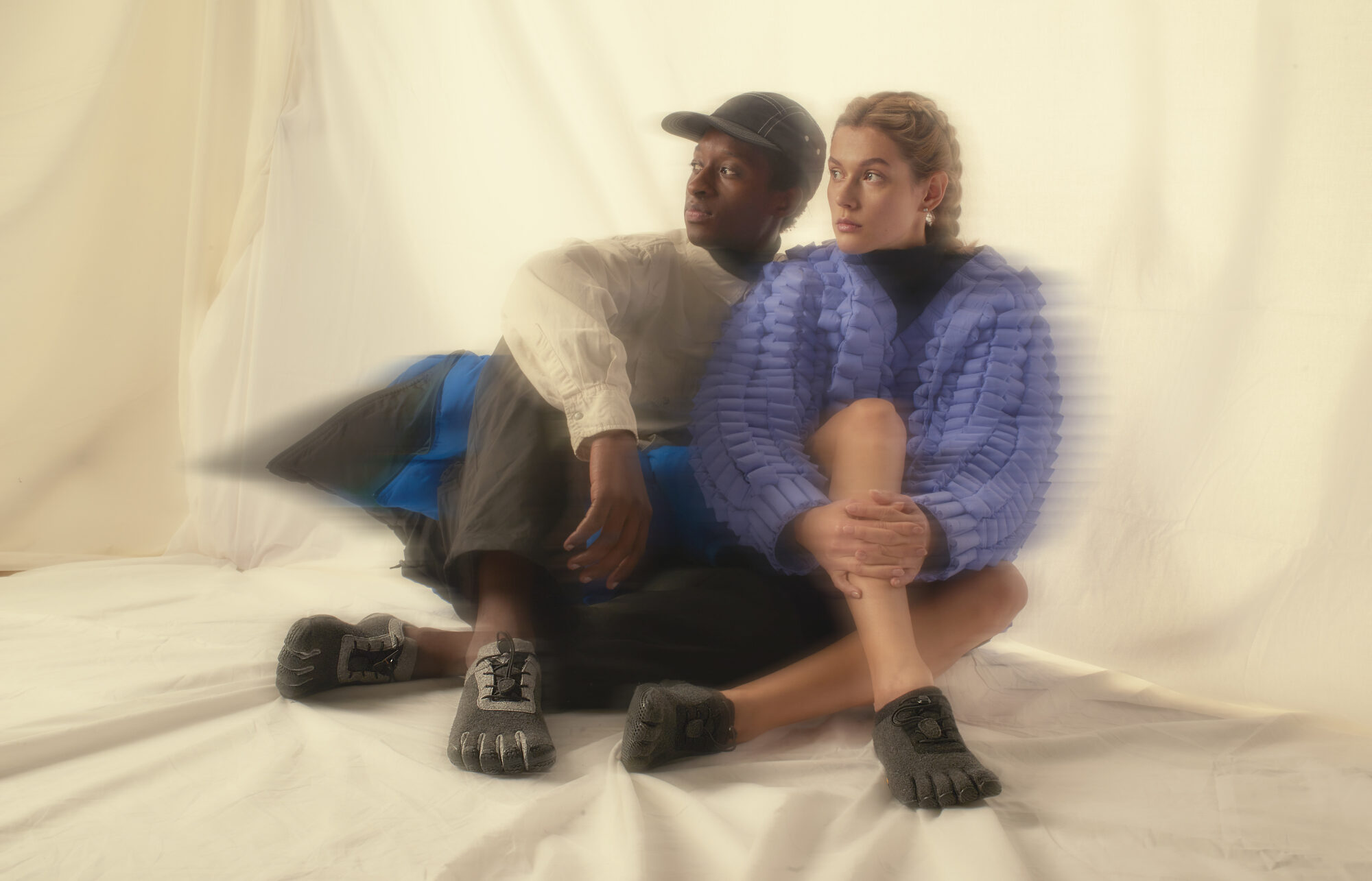 Zwei Models mit Barfußschuhen in einem Studio