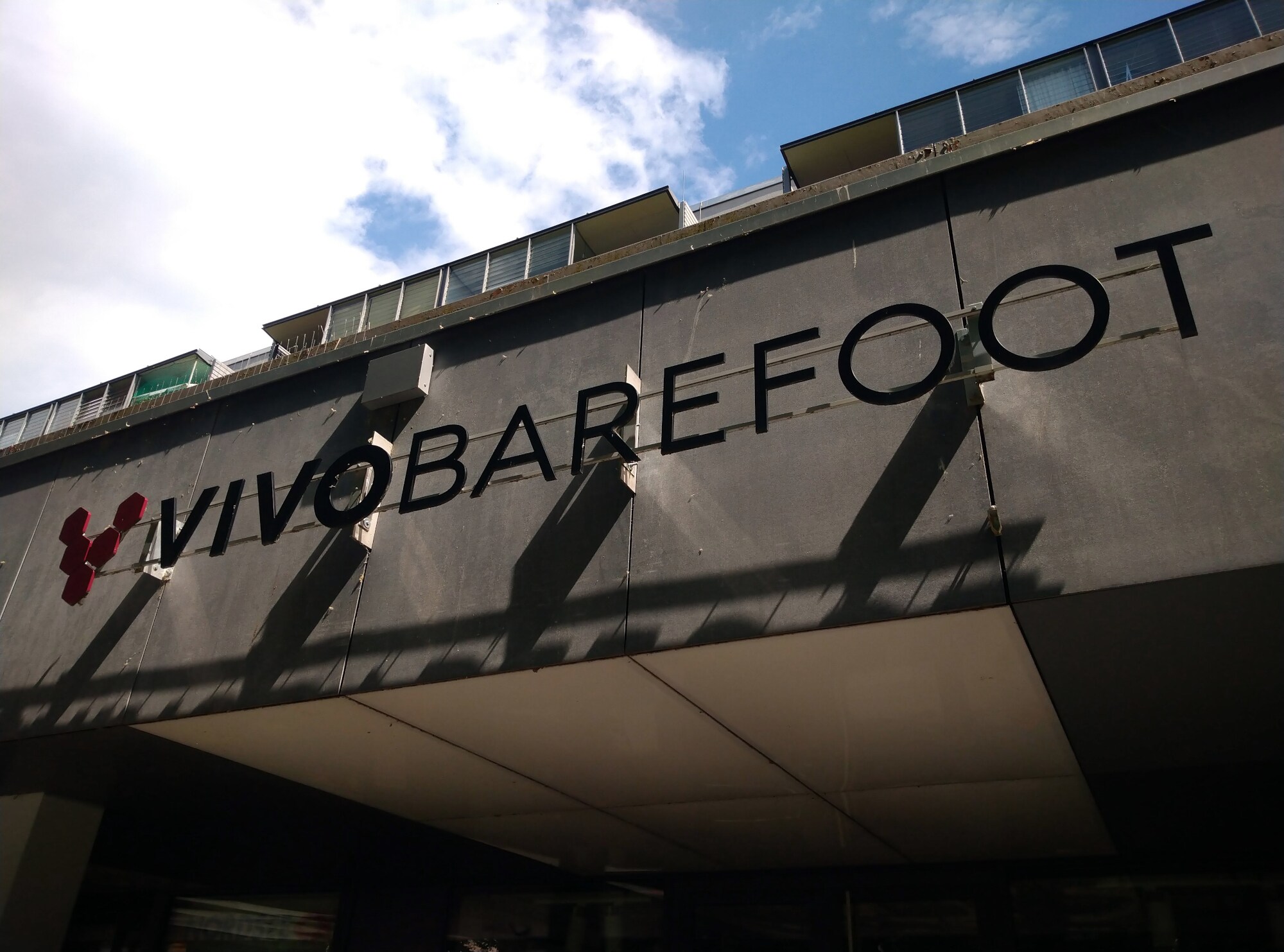 Logo von VIVOBAREFOOT an einer Ladenpassage