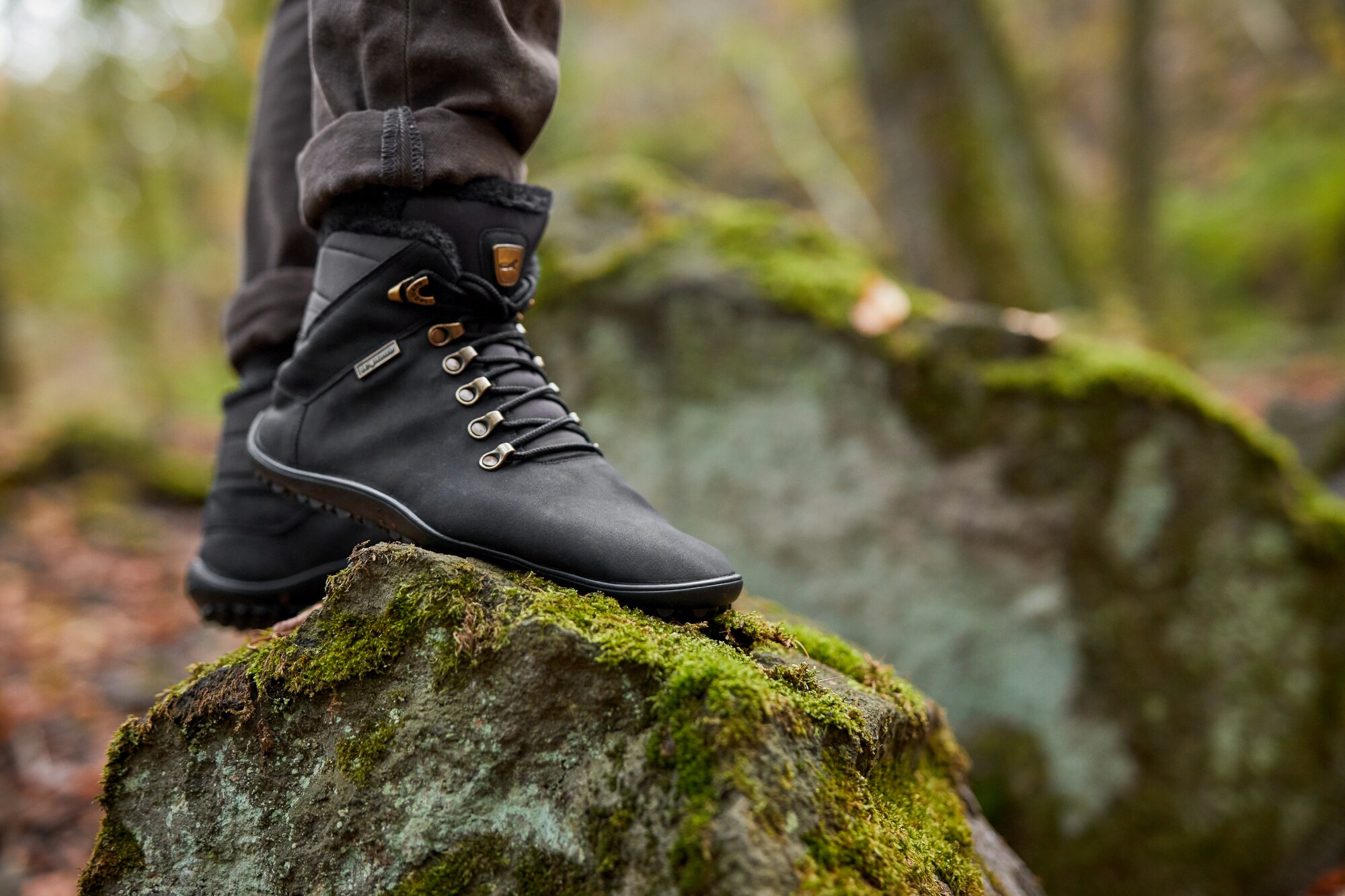 Nahaufnahme von Barfußschuhen auf einem Felsen