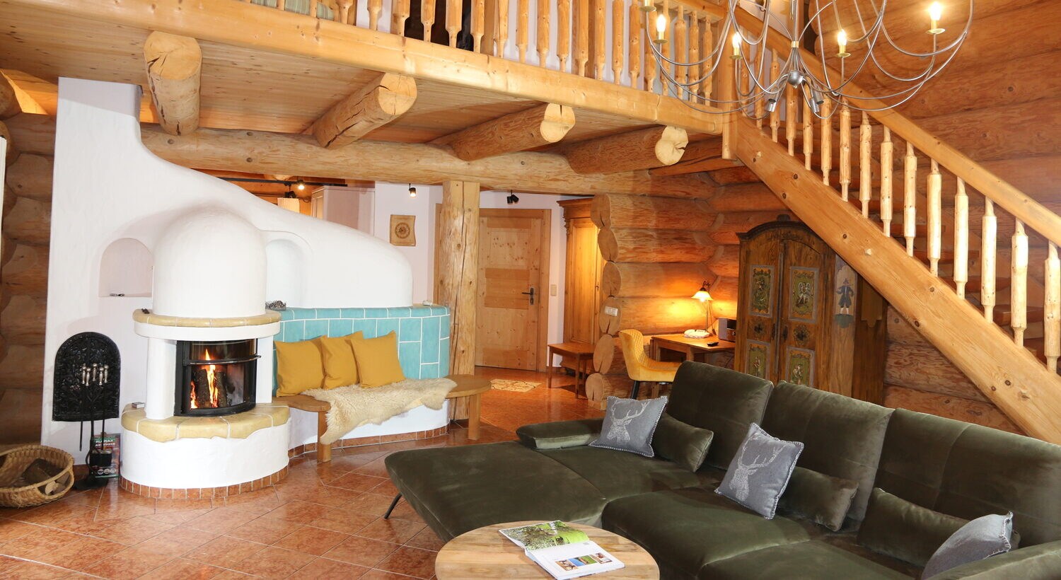 Das Chalet Beim Waicher von Innen mit massiven Holzbalken und Kamin