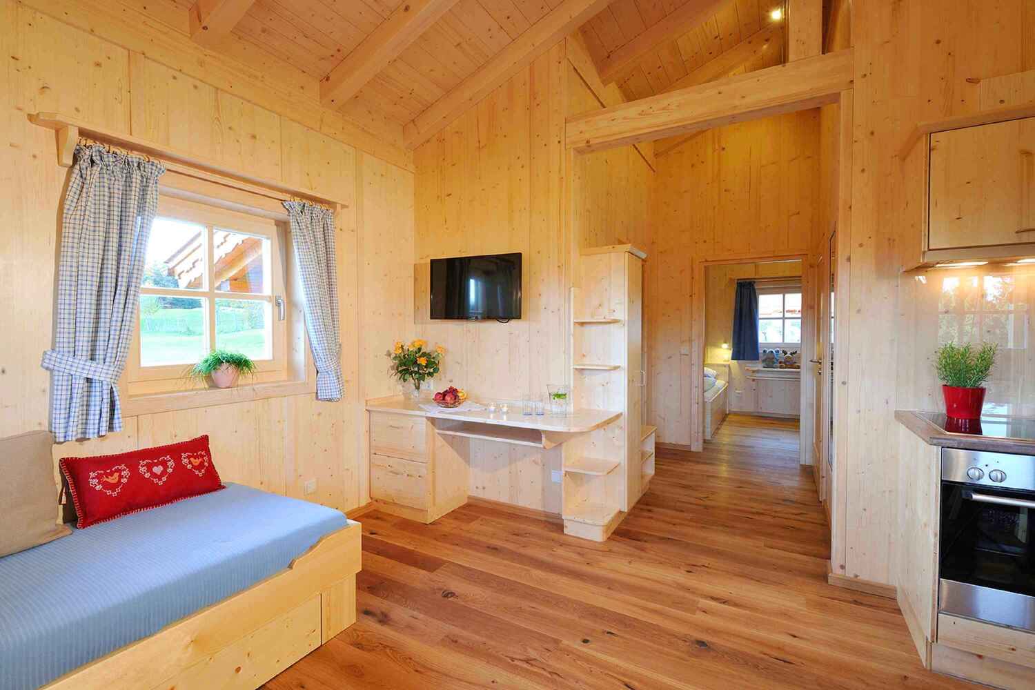 Blick ins Innere einer gemütlichen Holzhütte