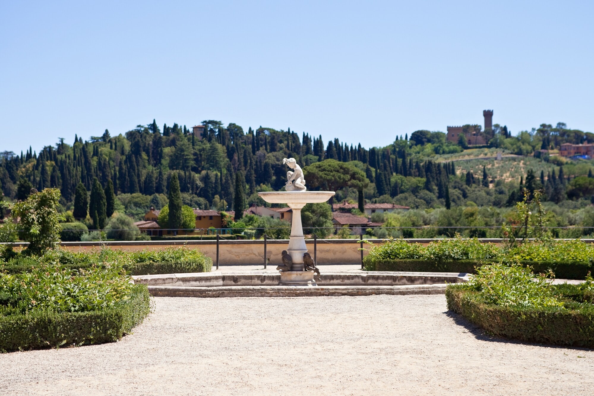 Eine gepflegte Parkanlage mit einem Brunnen in der Mitte Eine gepflegte Parkanlage mit einem Brunnen in der Mitte