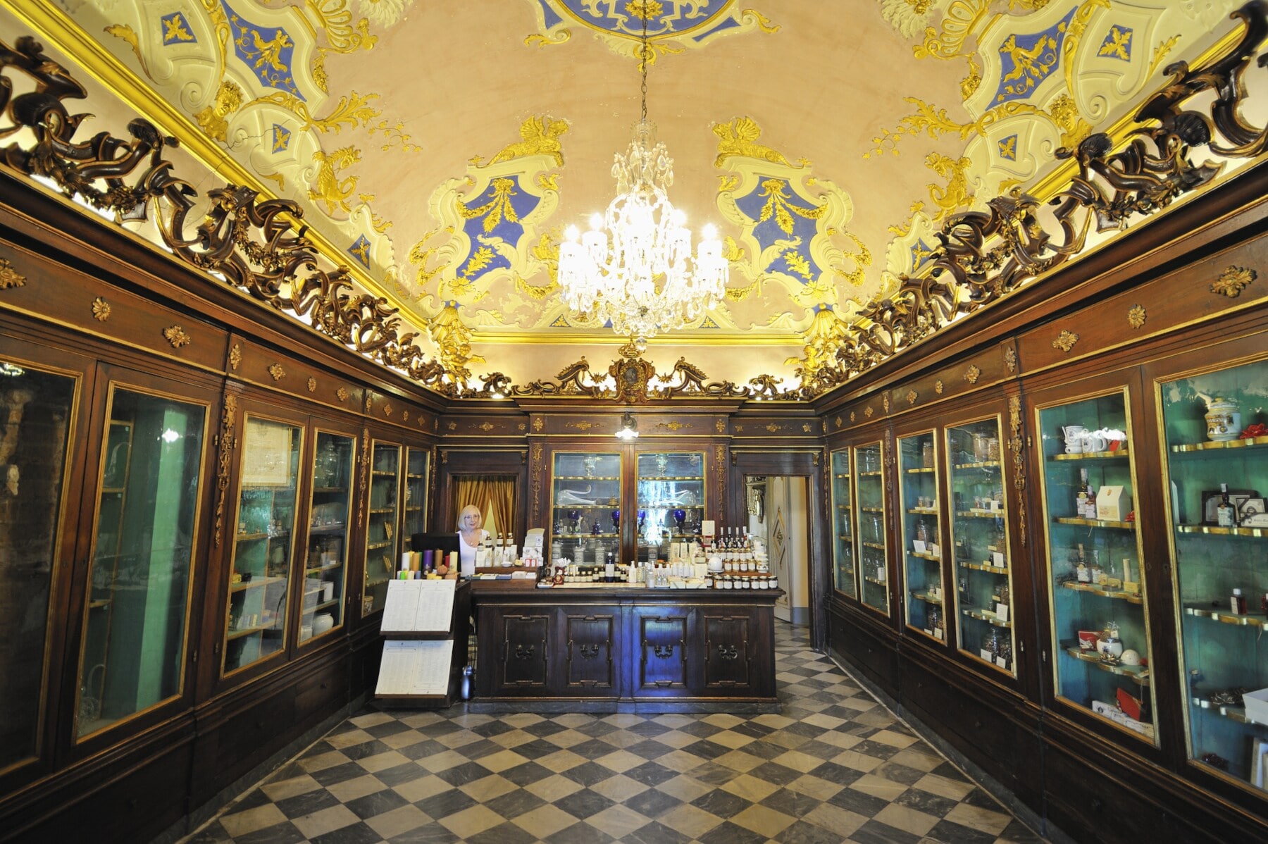 Blick ins Innere einer alten Apotheke Blick ins Innere einer alten Apotheke