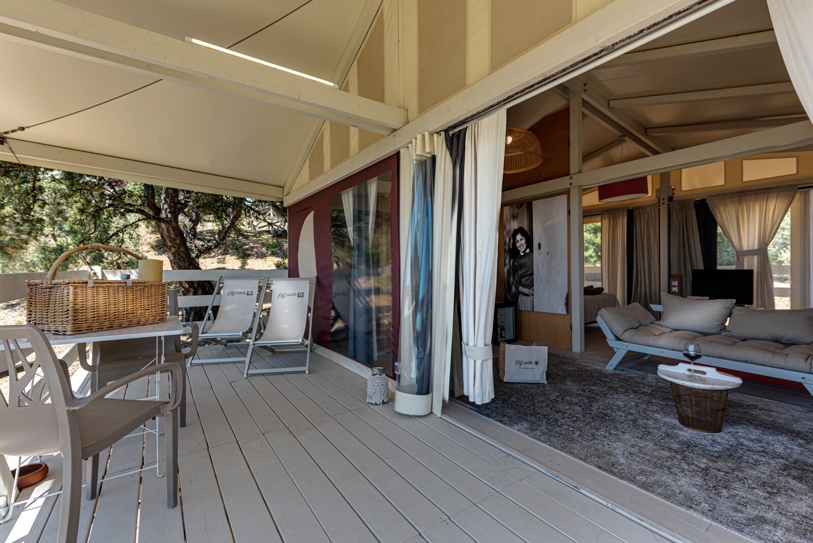 Glamping-Suite mit Holzterrasse in hellen Farben