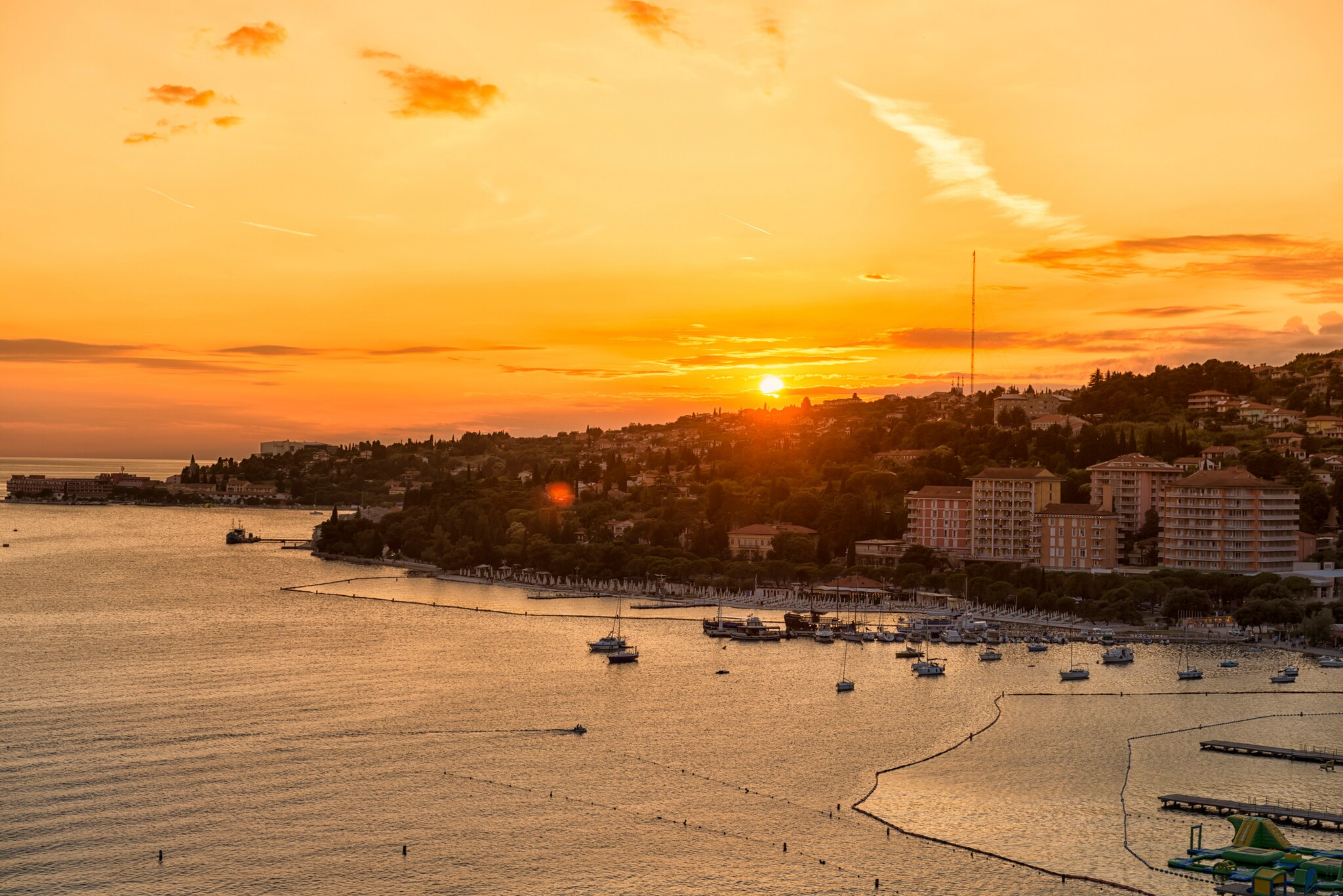 Panoramablick auf eine Hafenstadt bei Sonnenuntergang.