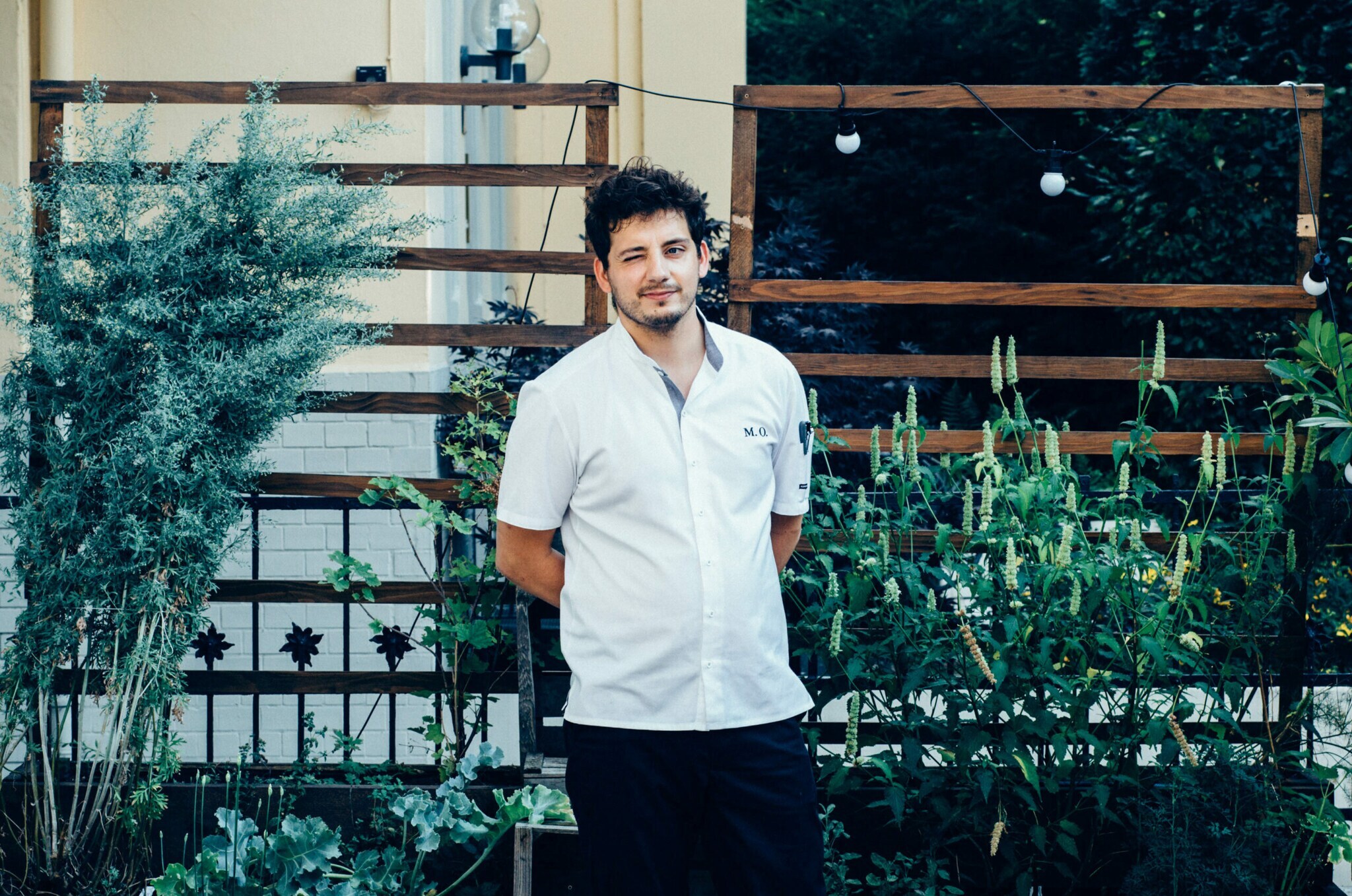 Porträt von Koch Maurizio Oster vor seinem Restaurant