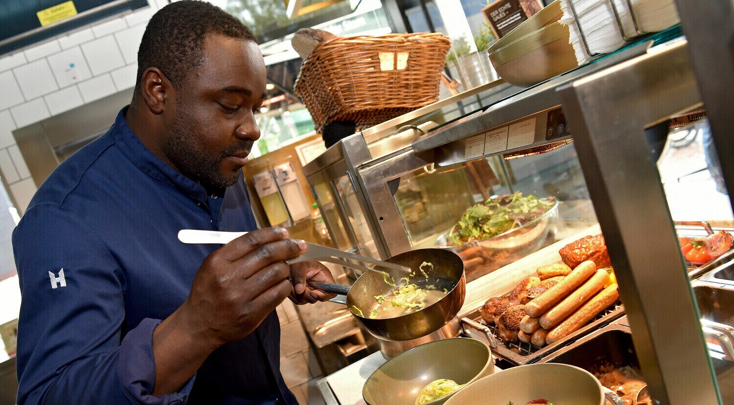 Ein Koch in seiner Küche