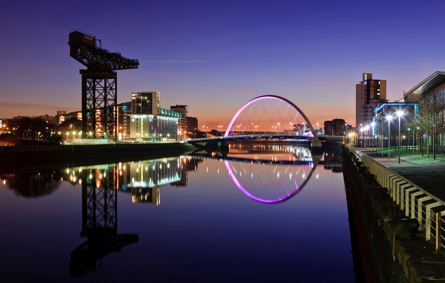Eine Brücke in einem Hafen am Abend Eine Brücke in einem Hafen am Abend