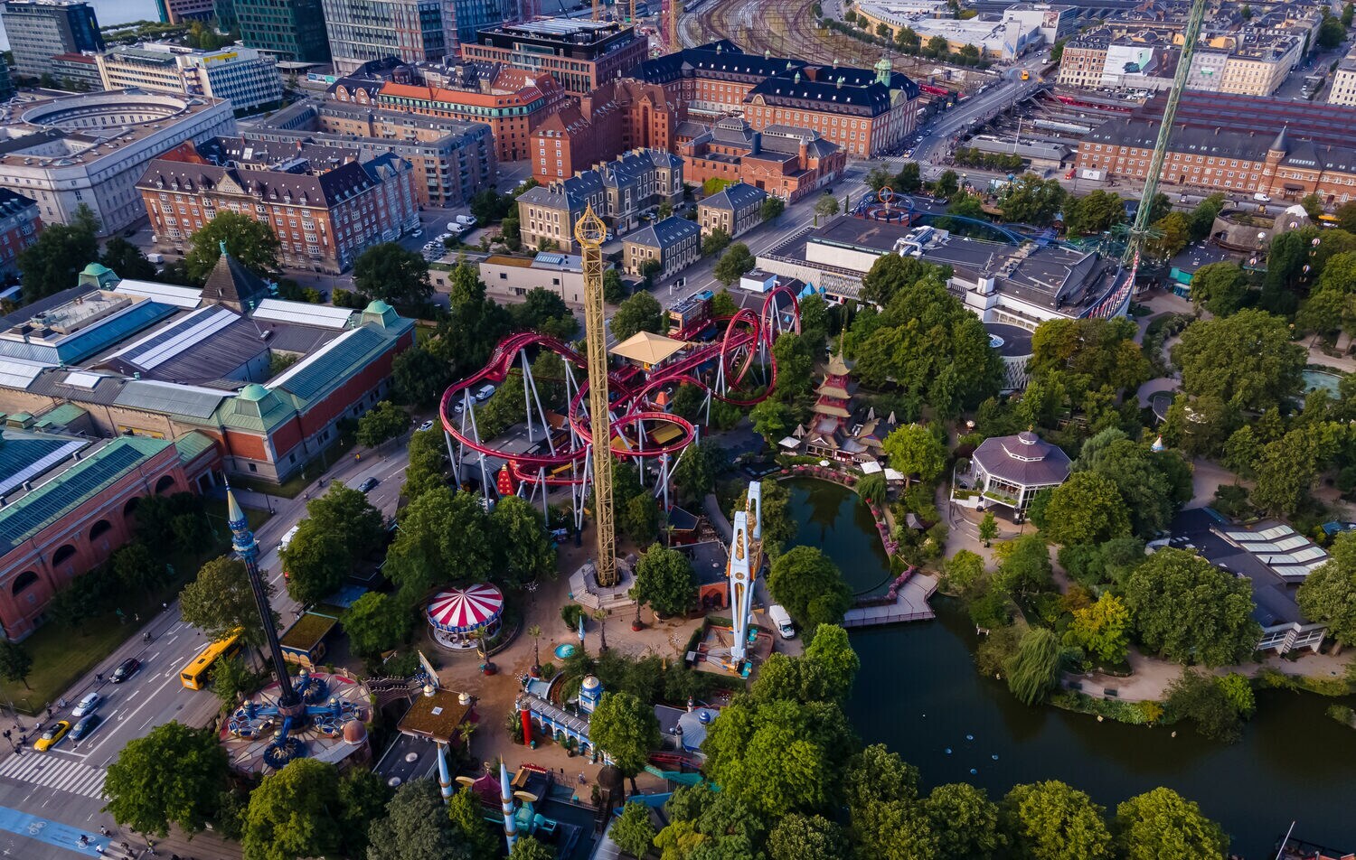 Luftbild von einem Vergnügungspark Luftbild von einem Vergnügungspark