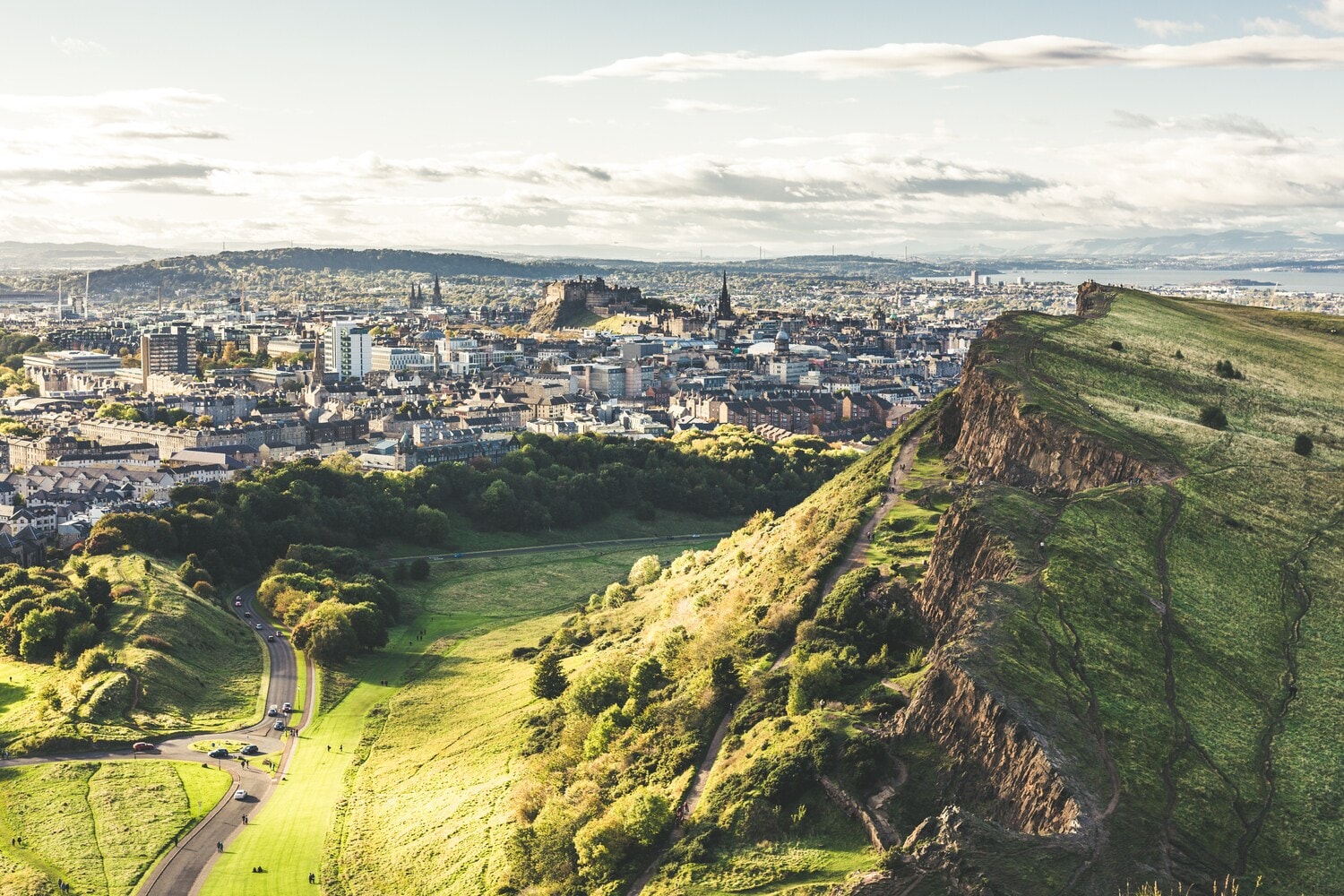 Blick von einem Hügel auf eine alte Stadt Blick von einem Hügel auf eine alte Stadt