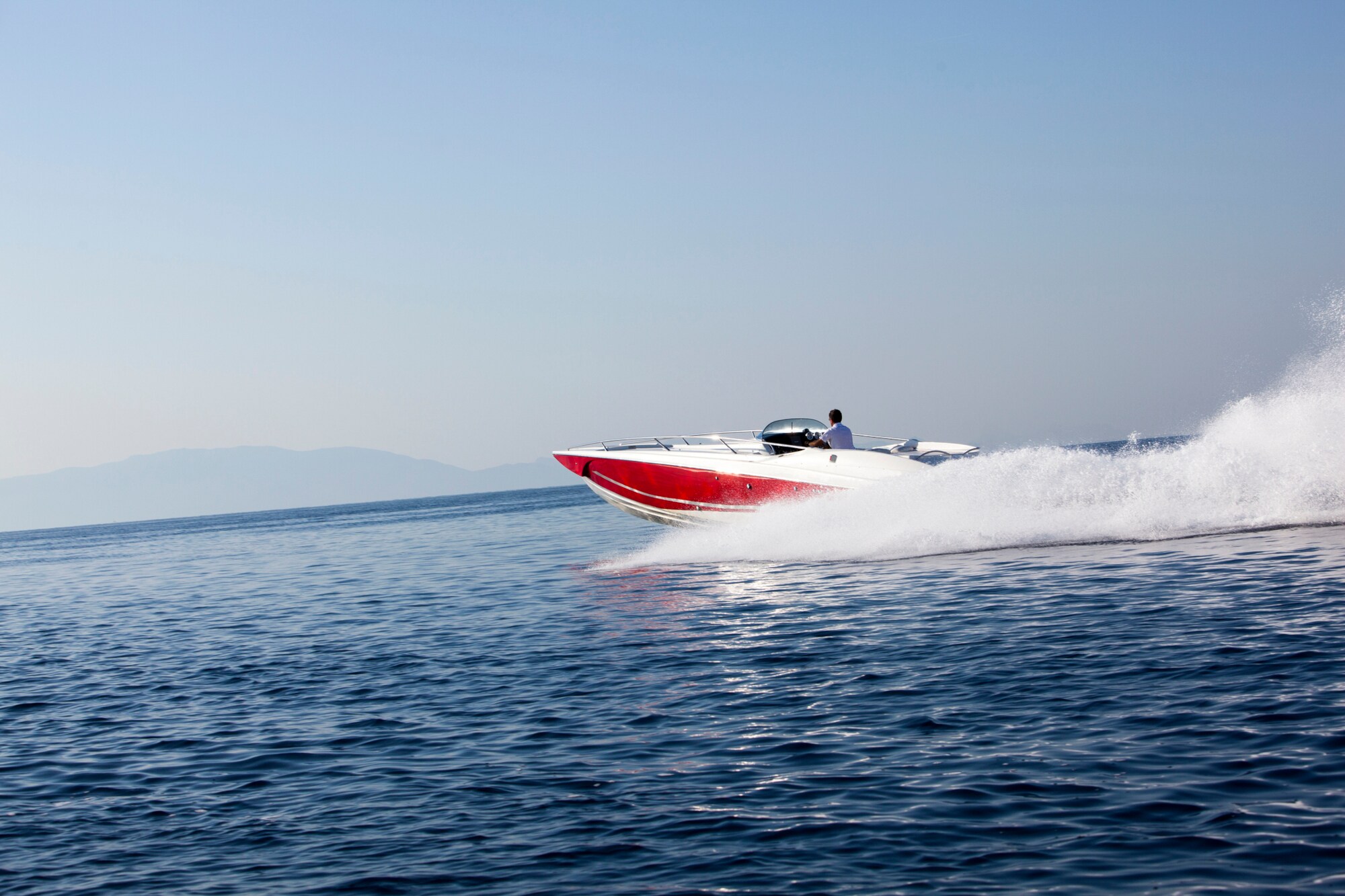 Luxus-Schnellboot rast über das Meer