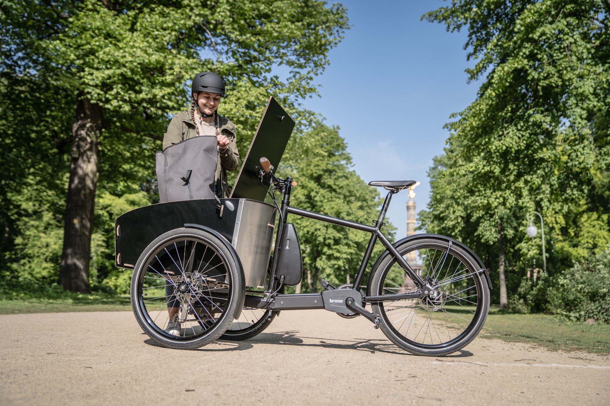 Eine Radfahrerin an einem Lastenrad