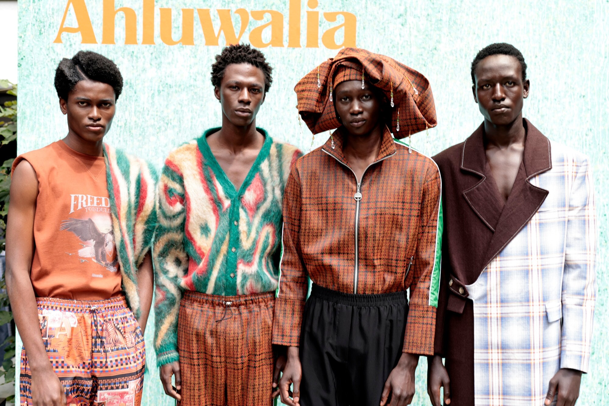 Vier männliche Models bei der Ahluwalia Show auf der Londoner Fashion Week 2022 Vier männliche Models bei der Ahluwalia Show auf der Londoner Fashion Week 2022