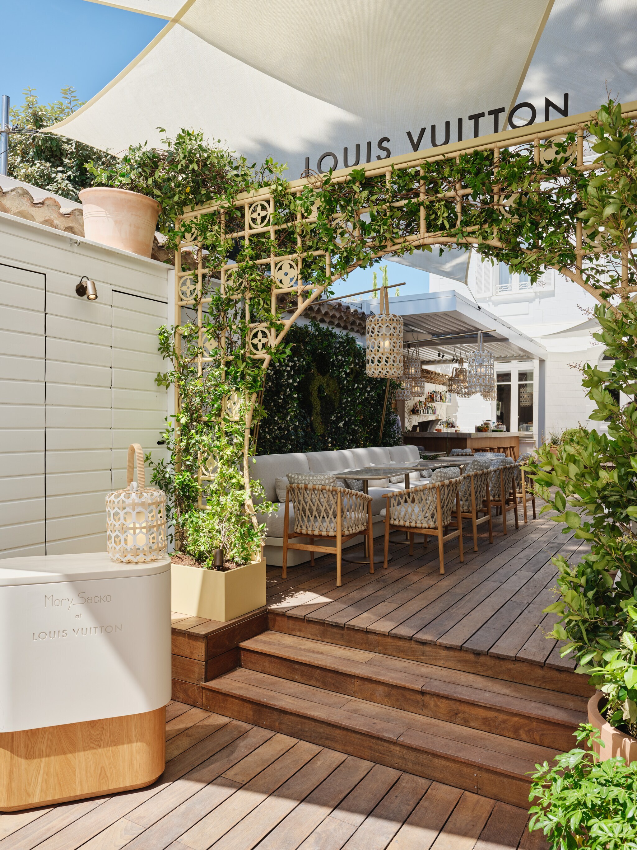 Der helle Eingangsbereich eines Restaurants mit Louis Vuitton Blumengitter.