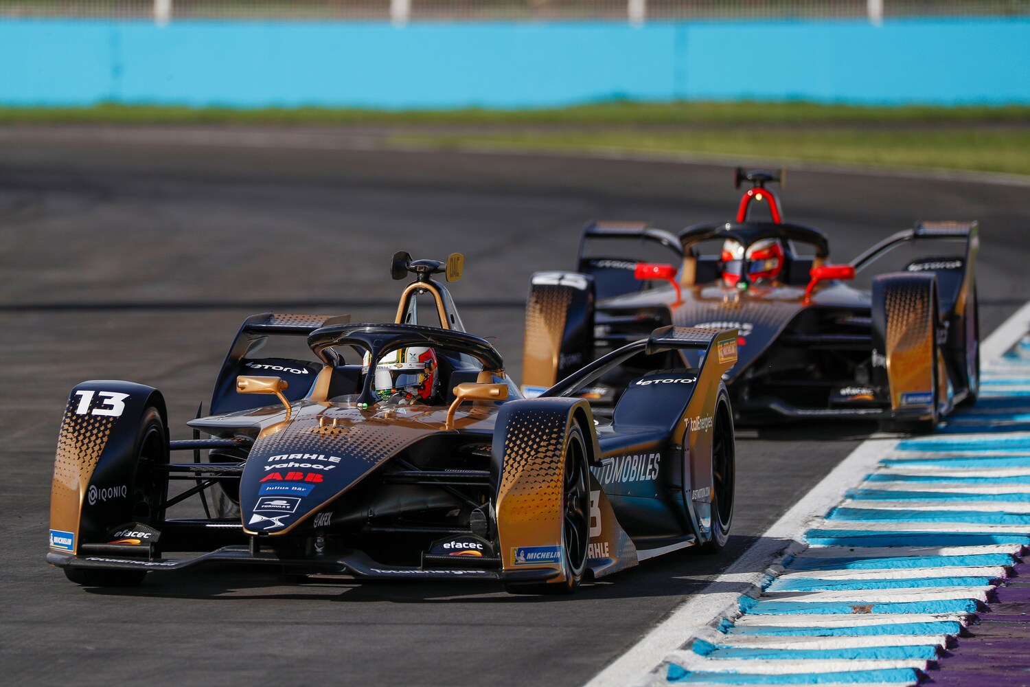 Zwei Rennwagen auf der Strecke