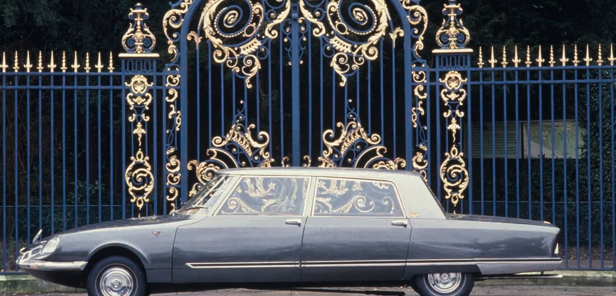 Eine Luxuslimousine vor einem Tor