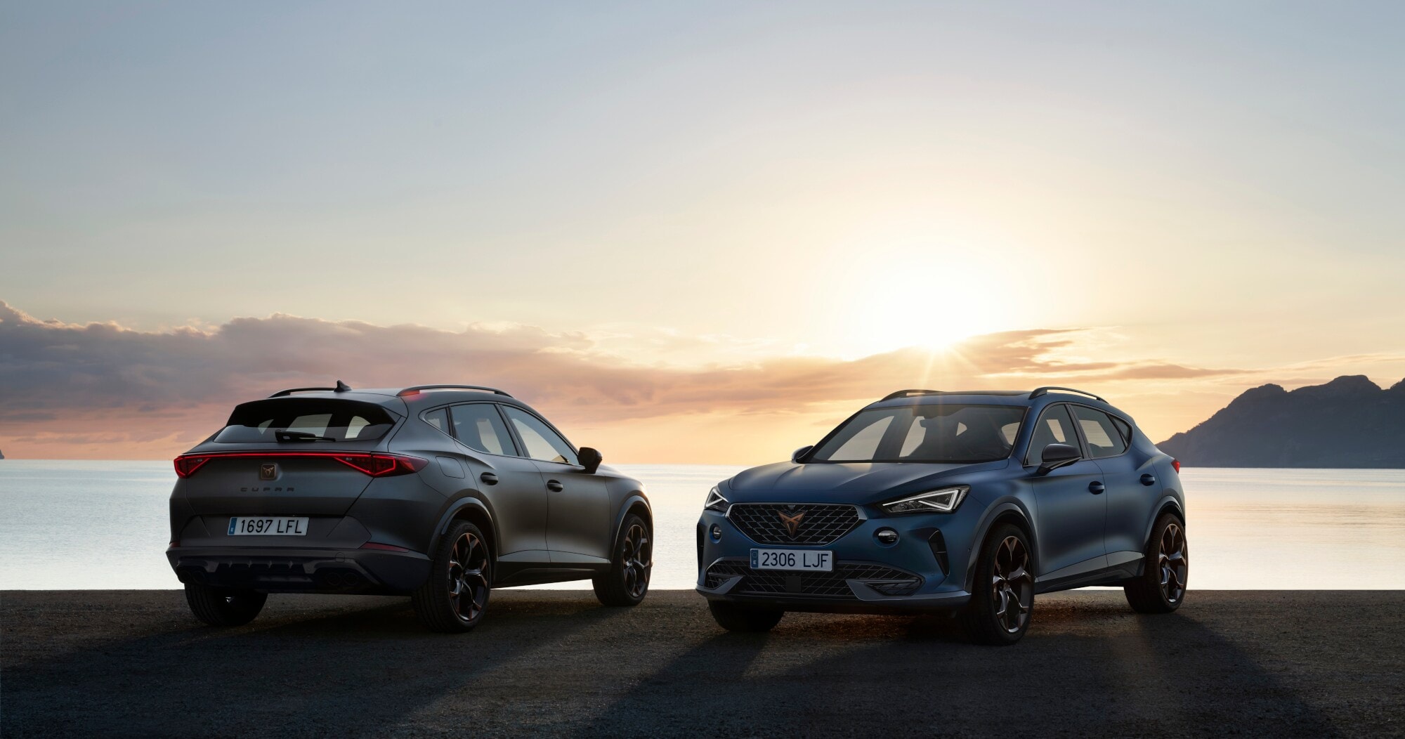 Zwei Autos im Sonnenuntergang Zwei Autos im Sonnenuntergang