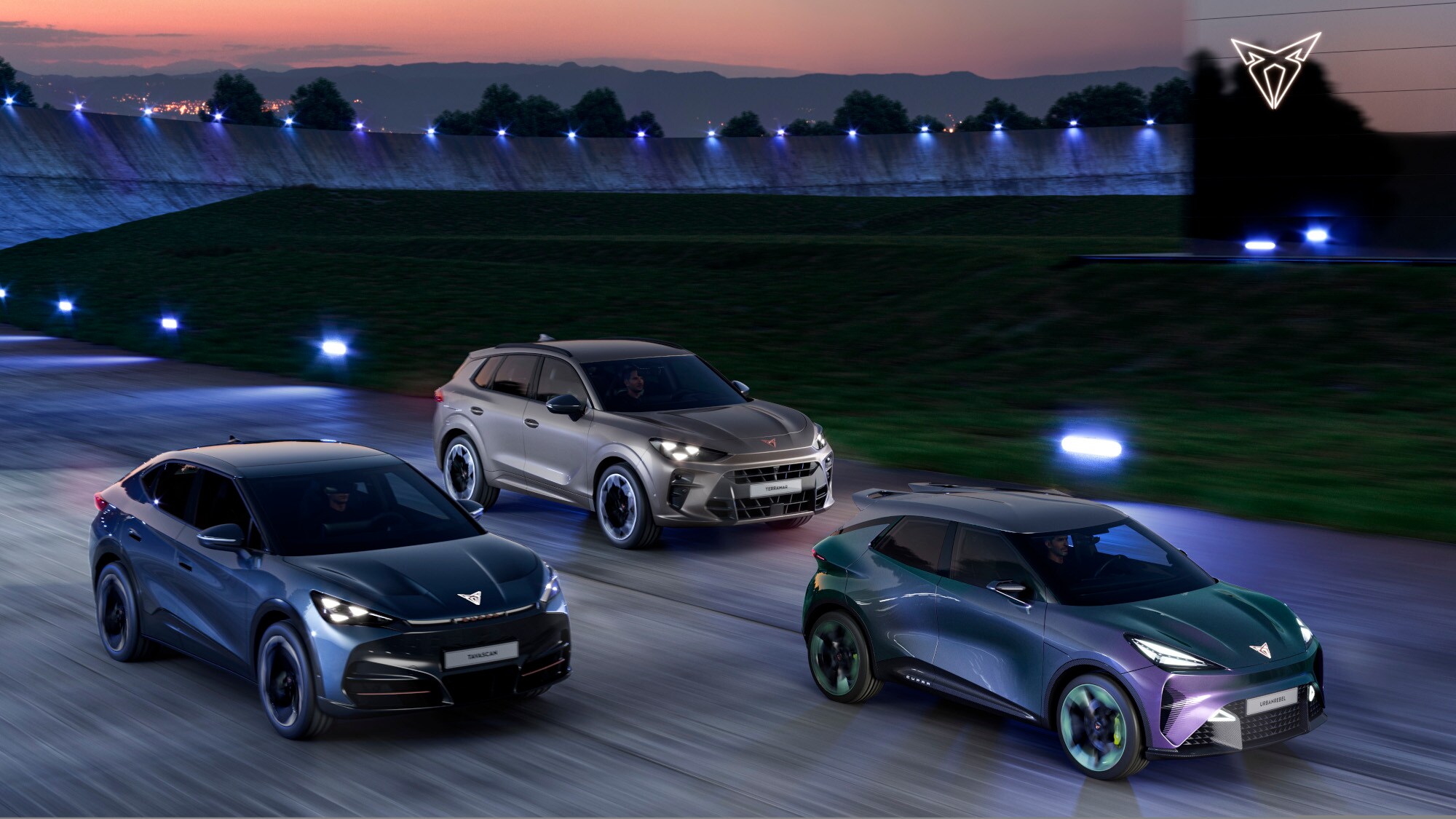 Drei Autos auf einer abendlichen Rennstrecke Drei Autos auf einer abendlichen Rennstrecke