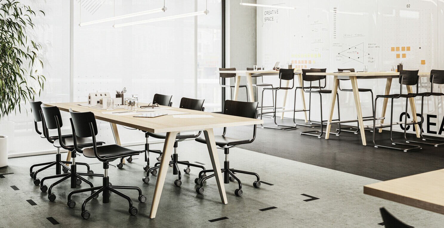 Moderner Konferenzraum mit schwarzen Bürostühlen im Thonet-Design Moderner Konferenzraum mit schwarzen Bürostühlen im Thonet-Design