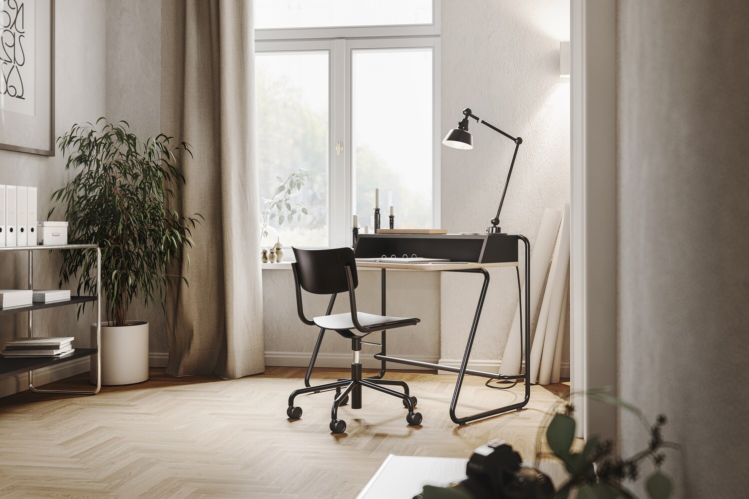 Moderner Schreibtisch mit Schreibtischstuhl auf Rollen im Thonet-Design in einem privaten Arbeitszimmer Moderner Schreibtisch mit Schreibtischstuhl auf Rollen im Thonet-Design in einem privaten Arbeitszimmer