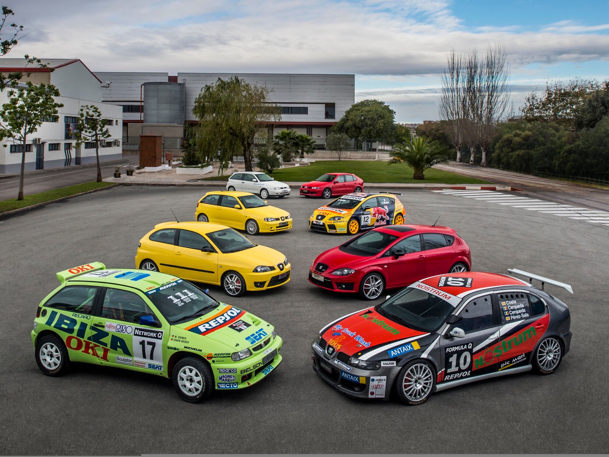 Verschiedene Renn- und Straßenautos auf einem Parkplatz