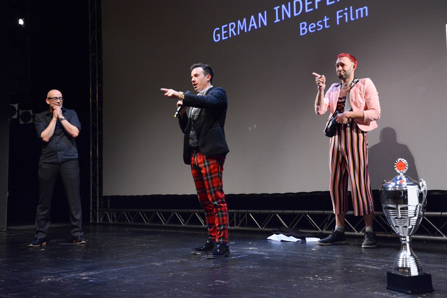 Preisverleihung auf einer Bühne beim 28. Filmfest Oldenburg