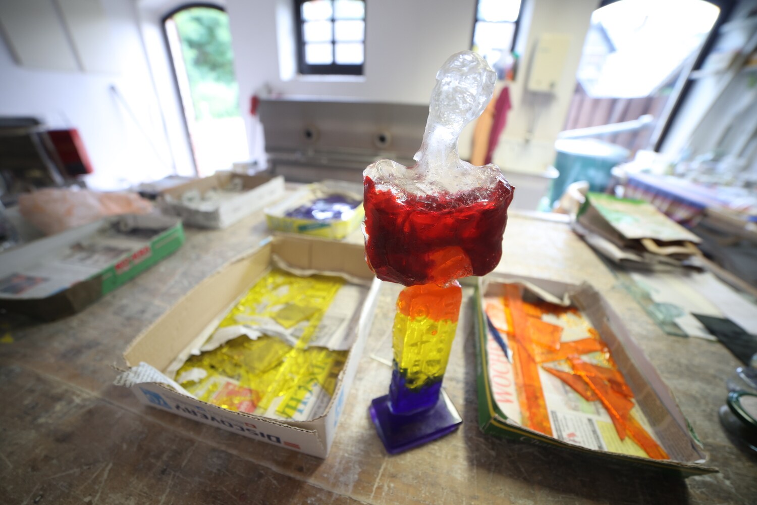 Eine bunte Skulptur für das Filmfestival Cottbus in einer Werkstatt