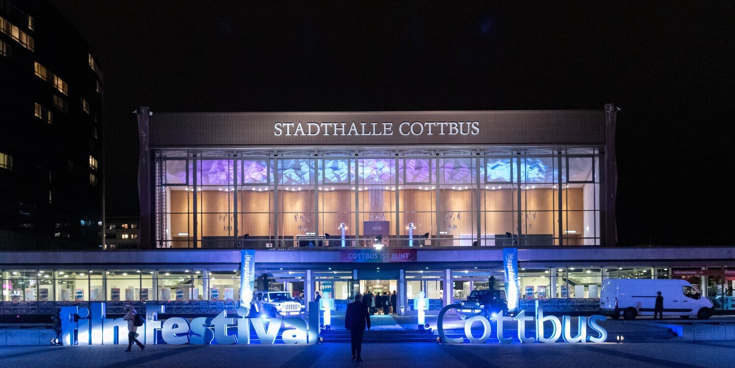 Nachtaufnahme einer Veranstaltungshalle beim Filmfestival Cottbus