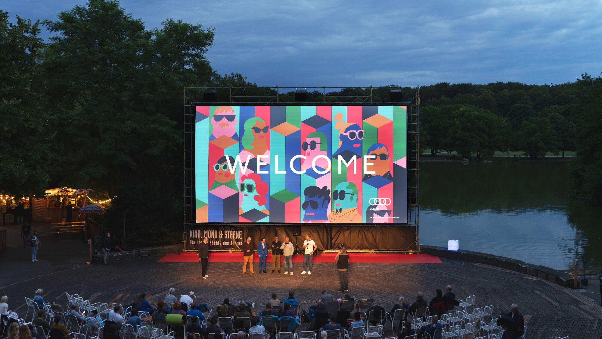 Open-Air-Kino an einem See mit Publikum Open-Air-Kino an einem See mit Publikum