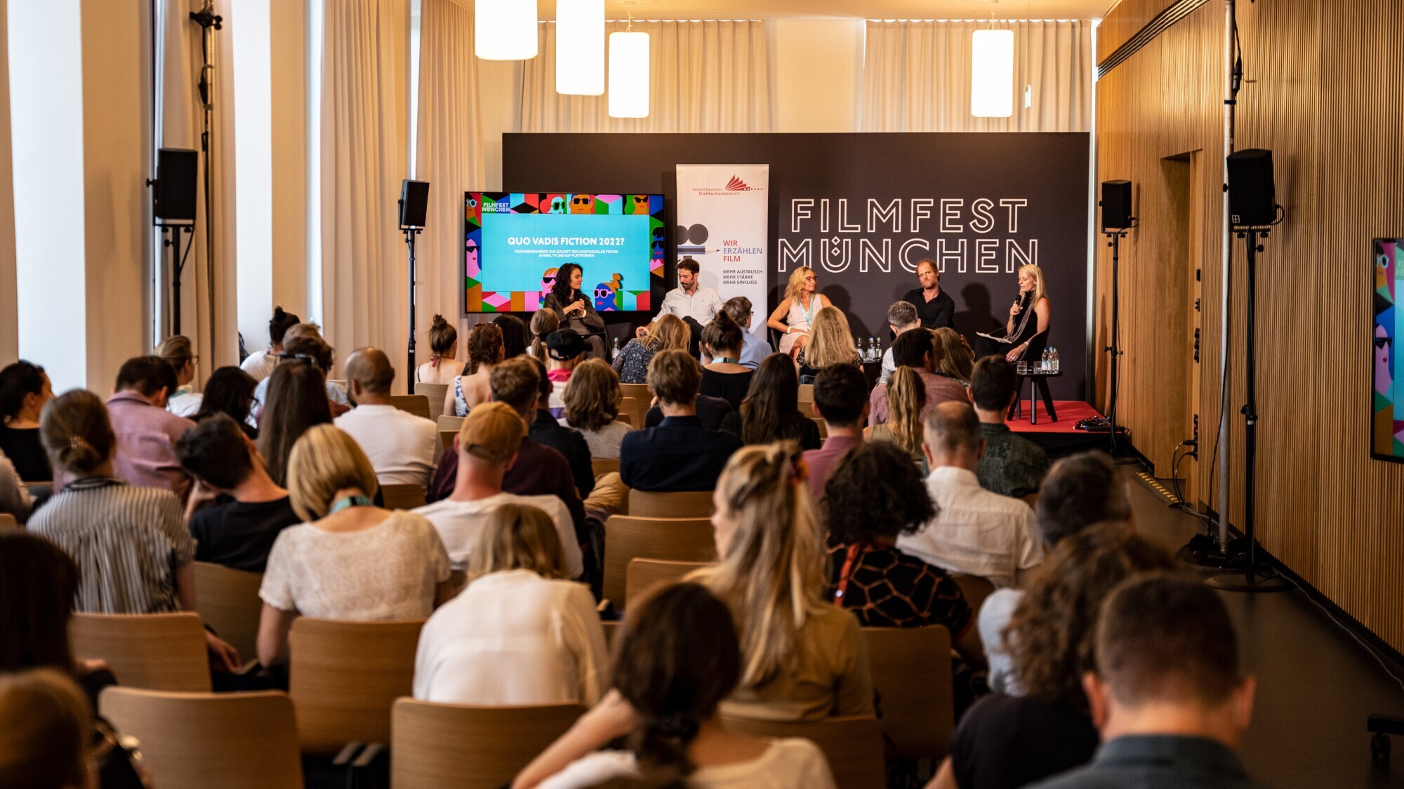 Eine Podiumsdiskussion mit Besuchern beim Filmfest München