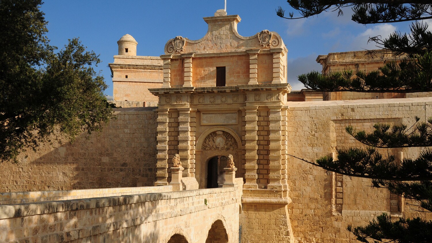 Ein barockes Festungstor aus hellem Sandstein Ein barockes Festungstor aus hellem Sandstein