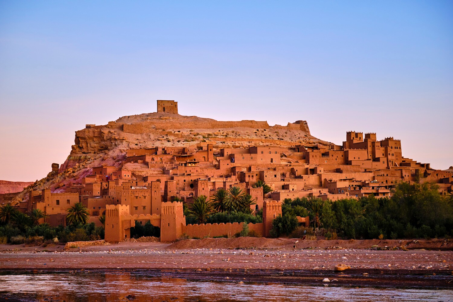 Marokkanische Festungsstadt aus ziegelroten, übereinander gebauten Lehmhäusern