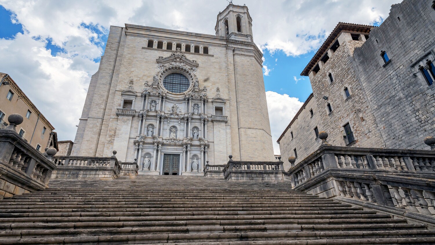 Fassade der Kathedrale von Girona mit Treppe aus der Froschperspektive Fassade der Kathedrale von Girona mit Treppe aus der Froschperspektive