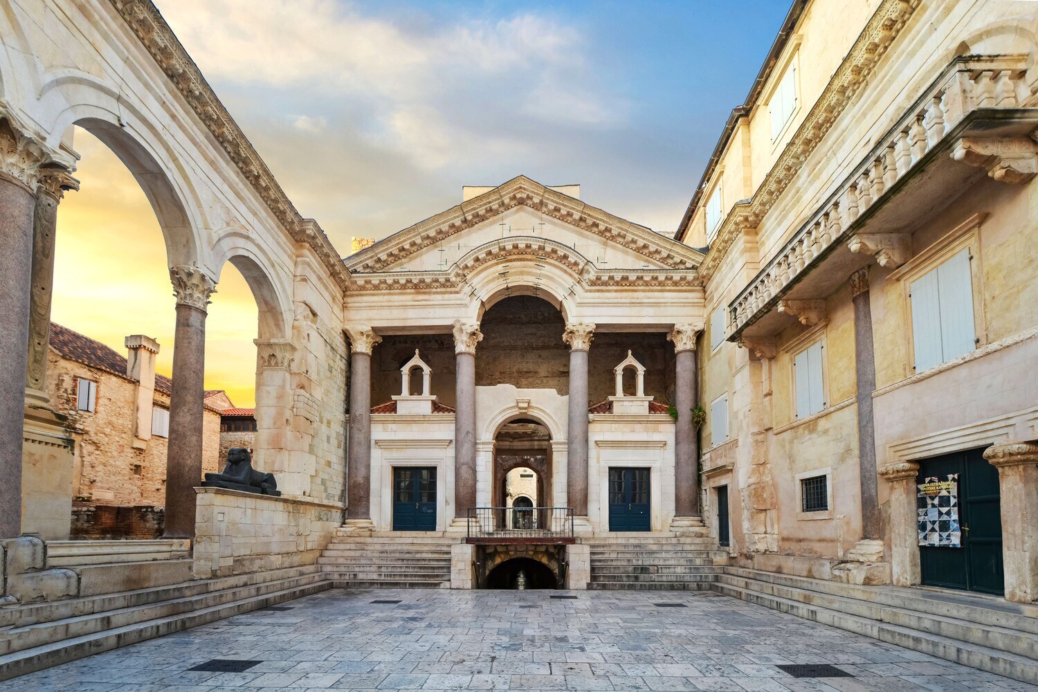 Antiker, römischer Baukomplex mit Säulen bei Sonnenaufgang