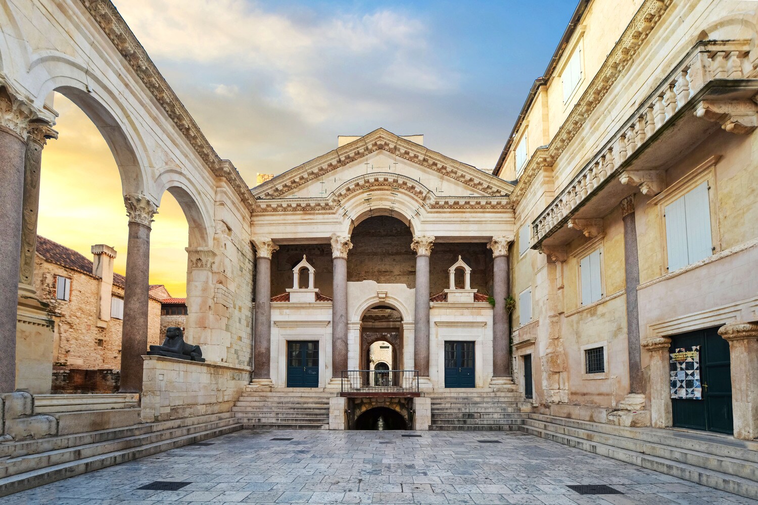 Antiker, römischer Baukomplex mit Säulen bei Sonnenaufgang Antiker, römischer Baukomplex mit Säulen bei Sonnenaufgang