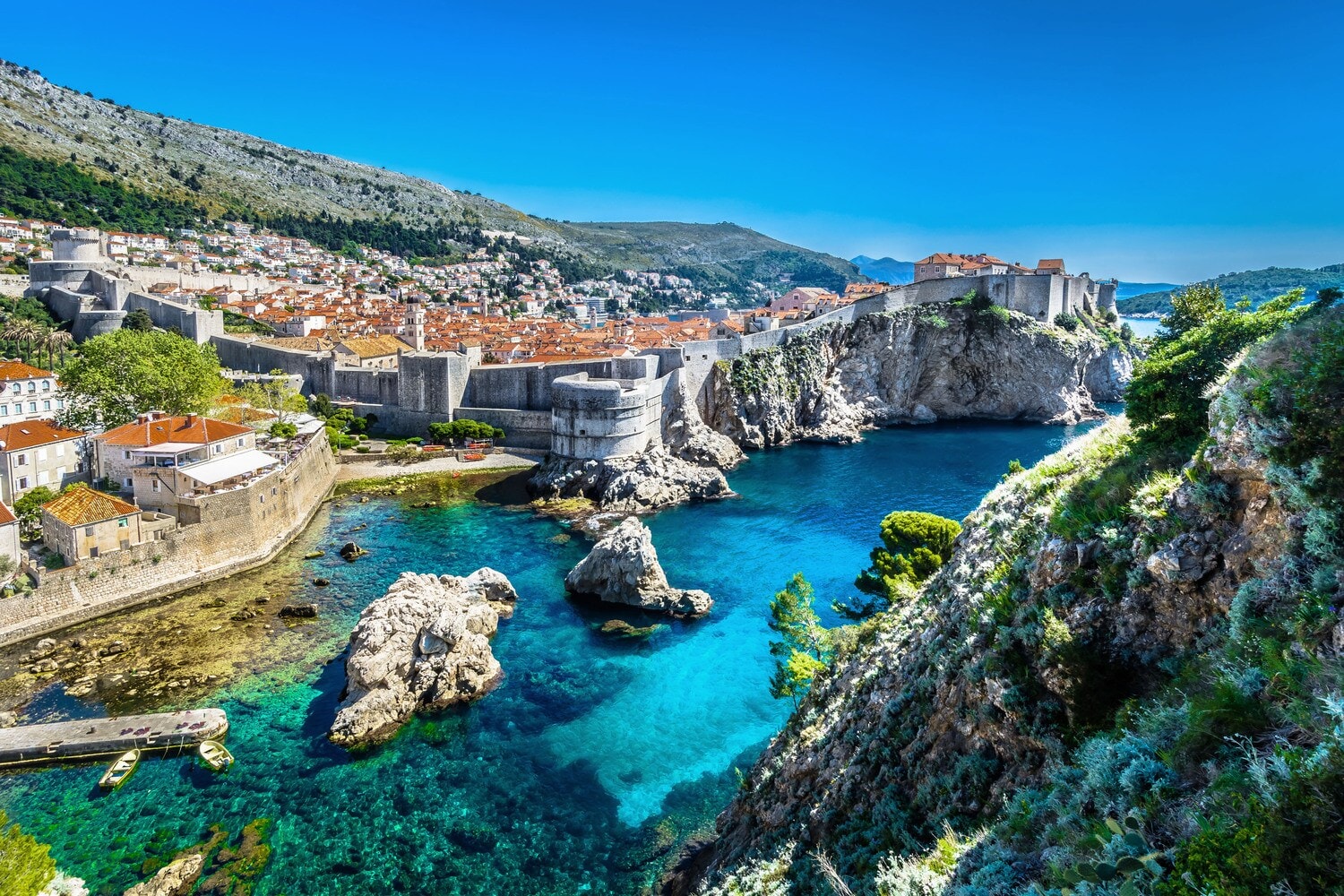 Panorama der Altstadt von Dubrovnik mit Festungsmauer Panorama der Altstadt von Dubrovnik mit Festungsmauer