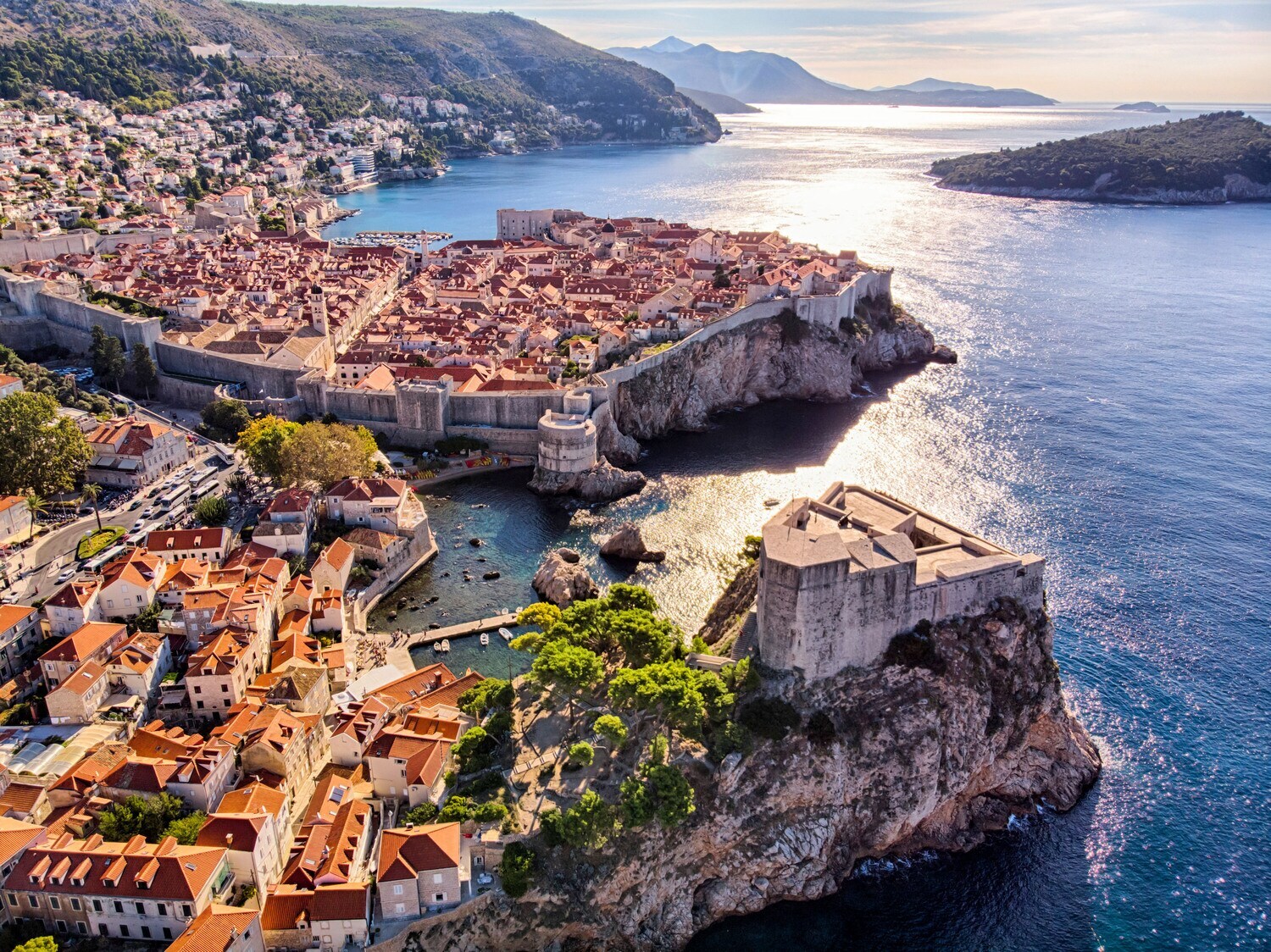 Luftaufnahme der Stadt Dubrovnik mit Festungsmauer an der Adriaküste
