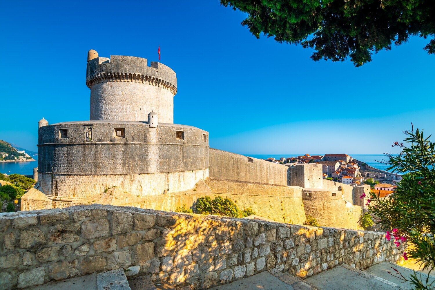 Ein runder Turm auf einer mittelalterlichen Festungsanlage einer Stadt am Meer