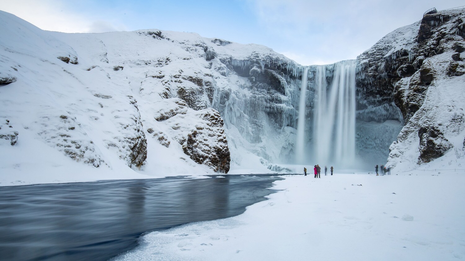 Ein Wasserfall in einer Schneelandschaft Ein Wasserfall in einer Schneelandschaft