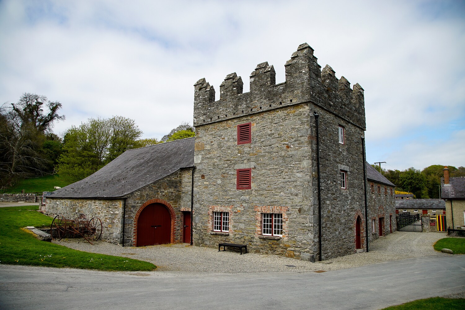 Turmhaus am Eingang einer mittelalterlichen Burganlage