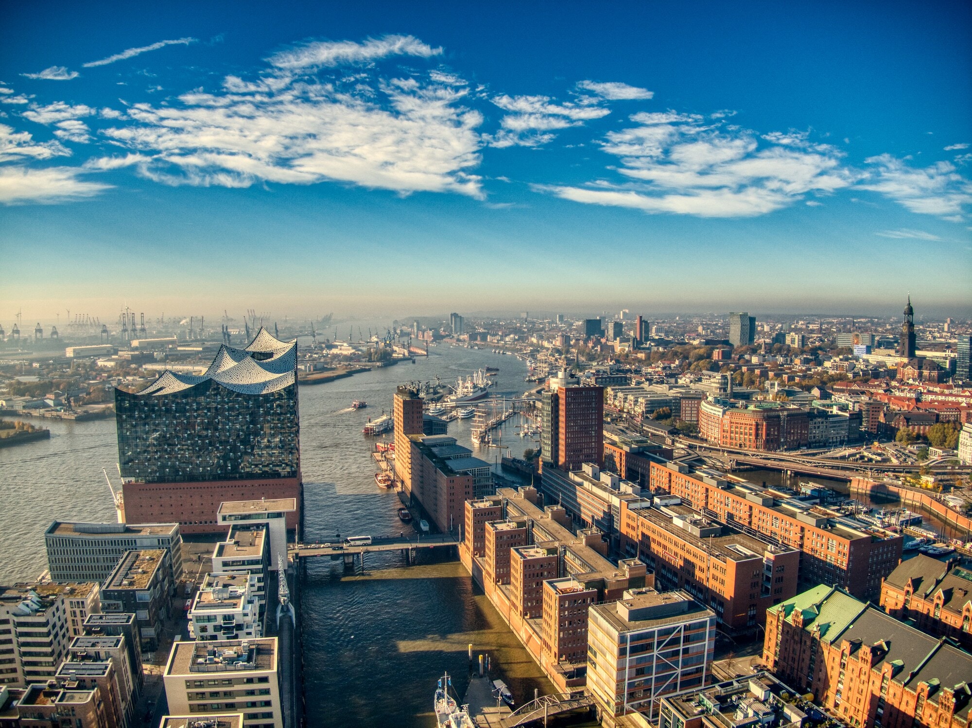 Blick über die Hamburger Speicherstadt und HafenCity Blick über die Hamburger Speicherstadt und HafenCity