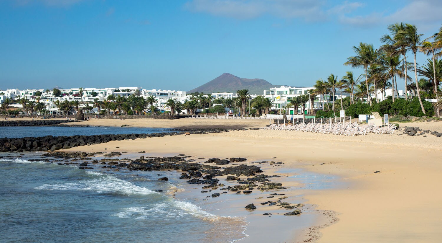 Morgendliche Ebbe am leeren Sandstrand in Costa Teguise auf Lanzarote Morgendliche Ebbe am leeren Sandstrand in Costa Teguise auf Lanzarote