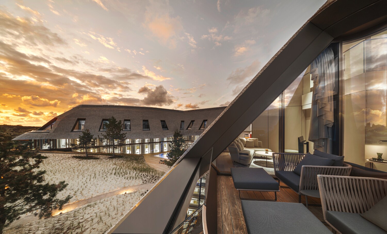 Einblick in eine luxuriöse Suite in einem Hotel mit Reetdach in den Dünen Einblick in eine luxuriöse Suite in einem Hotel mit Reetdach in den Dünen